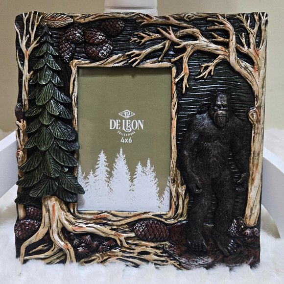 Bigfoot Picture frame.9.5"H x 9.5"W Resin Holds a 4x6 photo with Big Foot - Picture 1 of 14